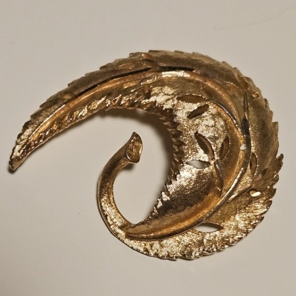 BSK Jewelry Gold Tone Swirl LEAF Brooch = Brushed Gold Look - Picture 2 of 3
